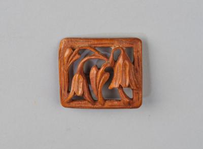 A wooden brooch with floral motifs, in the style of the Wiener Werkstätte - Jugendstil e arte applicata del XX secolo