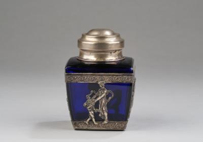 A blue glass lidded box with raised silver mount in classical style, Wilhelm Weinranck, Hanau, c. 1920 - Jugendstil e arte applicata del XX secolo