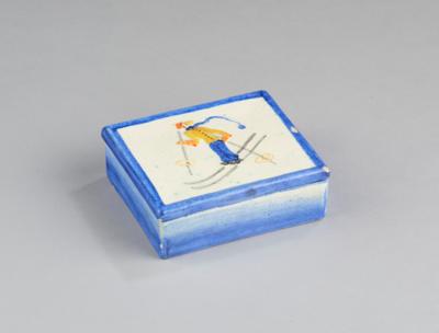 A lidded box with a skier, model number 6475, designed in around 1930, executed by Wiener Manufaktur Friedrich Goldscheider, by c. 1941 - Secese a umění 20. století