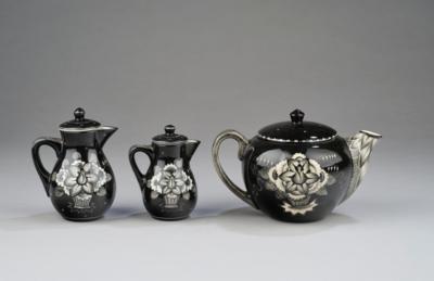 A three-piece tea service with stylised floral motifs, in the style of Leopoldine Sturm, Gmundner Keramik, by c. 1949 - Secese a umění 20. století