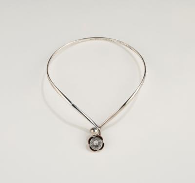 A sterling silver necklace with flower-shaped decorative element with rock crystal, Alton, Sweden, 1970 - Jugendstil and 20th Century Arts and Crafts