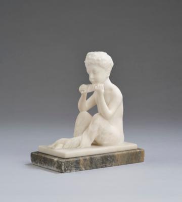 Hans Stoltenberg-Lerche, Marmorobjekt: sitzender, Flöte spielender Faun, Modellnummer: 4770, Entwurf: um 1900, Wiener Manufaktur Friedrich Goldscheider, 1900-1913 - Kleinode des Jugendstils & Angewandte Kunst des 20. Jahrhunderts