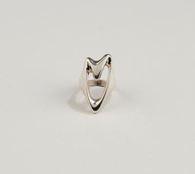 Henning Koppel, a sterling silver ring, model number 89, designed in 1947/48, executed by Georg Jensen, Denmark, as of 1945 - Jugendstil e arte applicata del XX secolo