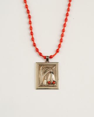 A coral necklace with sterling silver pendant with bellflower decor, designed in around 1915 - Jugendstil and 20th Century Arts and Crafts