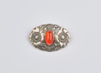 A silver brooch with poppy flower decor and a carnelian, Gebrüder Falk, Pforzheim, c. 1900/10 - Secese a umění 20. století