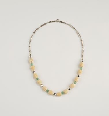 A silver chain with aventurine and blossom-shaped segments made of carved bone, c. 1920/35 - Secese a umění 20. století