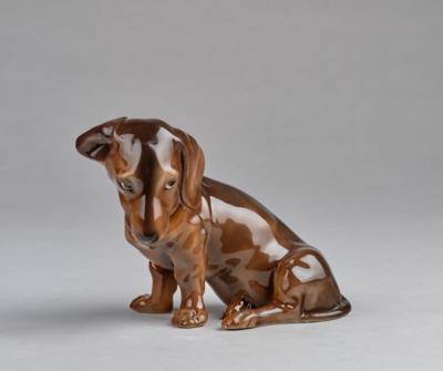 Alfred room, “Dachshund” (a seated dachshund), model number 4028, designed in around 1911/12, executed by Wiener Manufaktur Friedrich Goldscheider, by c. 1941 - Jugendstil e arte applicata del XX secolo