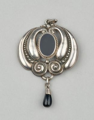 A pendant made of 900 silver with vegetal decoration and onyx, Adolf Mayer sen., Frankfurt, c. 1900 - Secese a umění 20. století