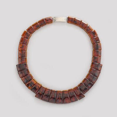 An Art Deco amber necklace with hammered silver clasp, Vienna, as of May 1922 - Jugendstil e arte applicata del XX secolo