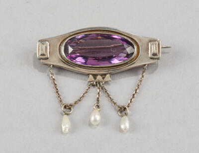 A sterling silver brooch set with amethysts and baroque pearls, c. 1900/15 - Jugendstil e arte applicata del XX secolo