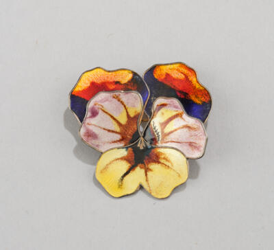 A sterling silver brooch in the form a pansy with polychrome enamel, David Andersen, Norway - Jugendstil e arte applicata del XX secolo