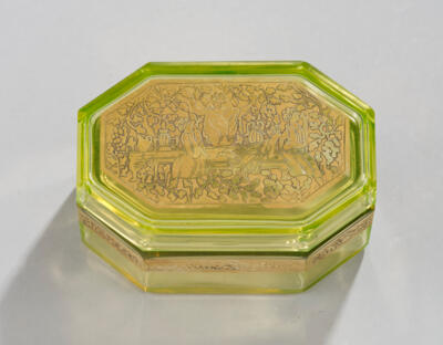 A lidded box made of uranium glass with oroplastic decoration, Ludwig Moser & Söhne, Carlsbad, c. 1925 - Jugendstil e arte applicata del XX secolo