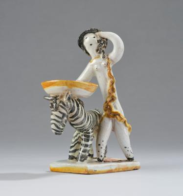 Frauenfigur mit Zebra und einer Schale (Schalenträgerin bzw. Frau mit Salzfass), Keramische Schule Gmunden, 1920-23 - Kleinode des Jugendstils & Angewandte Kunst des 20. Jahrhunderts