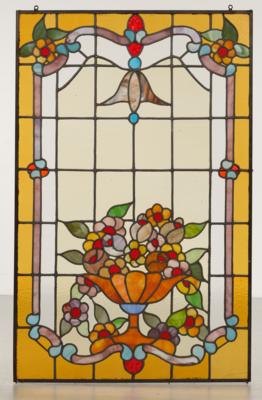 Großes hohes Glasfenster mit einer Blumenschale und einer umgebenden Blütenranke, in Bleiverglasung, um 1900/1920 - Kleinode des Jugendstils & Angewandte Kunst des 20. Jahrhunderts