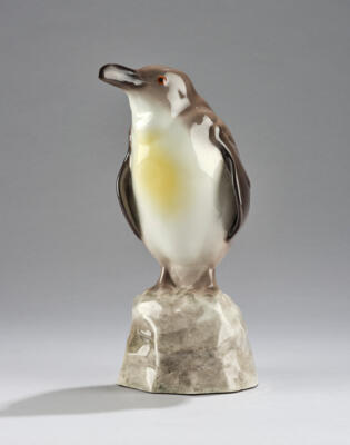 Josef (?) Kopp, a king penguin standing on a rock base, model number 4634, designed in around 1913/14, executed by Wiener Manufaktur Friedrich Goldscheider, by 1922 - Jugendstil e arte applicata del XX secolo