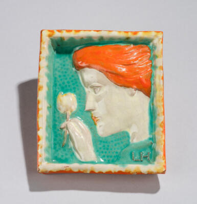 A ceramic painting with a profile depiction of a woman with a tulip, c. 1930/40 - Jugendstil e arte applicata del XX secolo