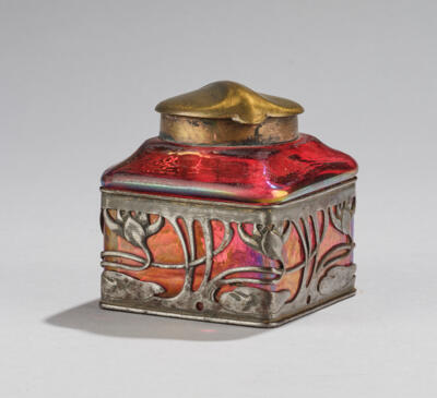 An inkwell with leaf-shaped cover and vegetal metal mount, Germany, c. 1920/30 - Jugendstil e arte applicata del XX secolo