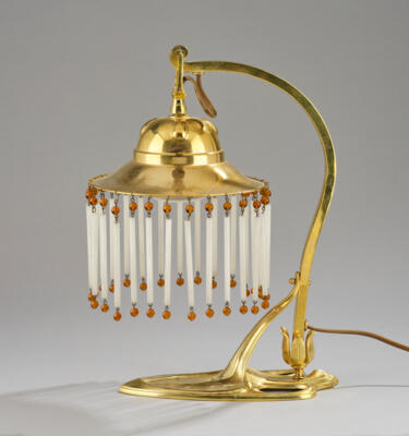 Tischlampe aus Messing mit Glasbehängen, um 1920 - Kleinode des Jugendstils & Angewandte Kunst des 20. Jahrhunderts