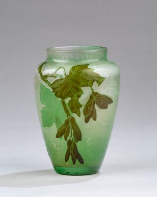 Vase mit Birkenblättern und Blütenkätzchen, Désiré Christian, Meisenthal, um 1900 - Kleinode des Jugendstils & Angewandte Kunst des 20. Jahrhunderts