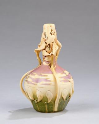 A vase with gingko decor, Amphorawerke Riessner, Stellmacher & Kessel, Turn-Teplitz - Secese a umění 20. století
