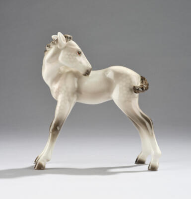 Viktor Matula, “Pferd” (a foal standing, his head turned backwards), model number 7553, designed in around 1936, executed by Wiener Manufaktur Friedrich Goldscheider, by c. 1941 - Secese a umění 20. století