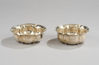 Two silver bowls with hammered decoration, designed in around 1920 - Secese a umění 20. století
