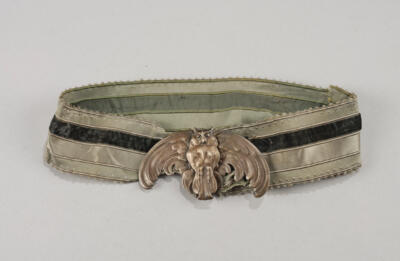 A two-piece belt buckle in the form of an owl and a silk repp belt, c. 1900 - Jugendstil e arte applicata del XX secolo