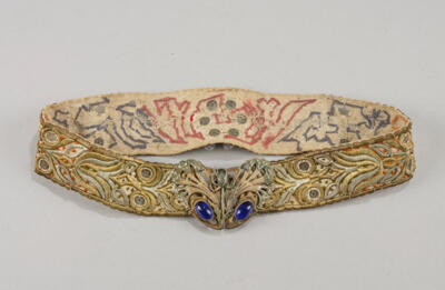 A two-piece belt buckle with thistle motifs and belt with bullion stitch embroidery, c. 1900 - Jugendstil e arte applicata del XX secolo