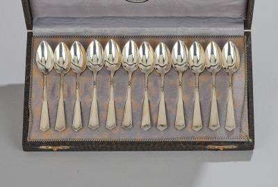 Twelve mocha spoons made of silver with geometrical decoration, J. C. Klinkosch, c. 1900/15 - Jugendstil e arte applicata del XX secolo