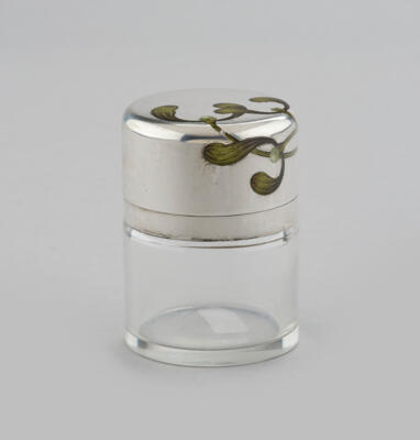 A lidded box with mount made of 900 silver with enamelled mistletoe décor, Georg Adam Scheid, Vienna, c. 1900/15 - Jugendstil e arte applicata del XX secolo