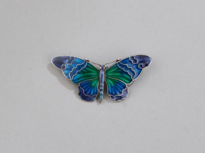 A polychrome enamelled sterling silver butterfly brooch - Jugendstil e arte applicata del XX secolo