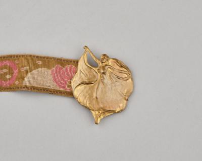 Gürtelschließe aus vergoldetem Messing mit einer Schleiertänzerin und gewebtem Gürtel, Frankreich, um 1900 - Kleinode des Jugendstils & Angewandte Kunst des 20. Jahrhunderts