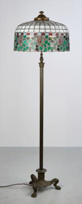 A tall floor lamp with a lamp shade in the style of Tiffany, New York - Jugendstil e arte applicata del XX secolo
