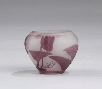 Kleine Vase mit Irisblütendekor, Emile Gallé, Nancy, um 1920 - Kleinode des Jugendstils & Angewandte Kunst des 20. Jahrhunderts