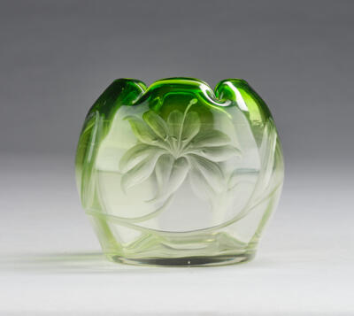 A small vase with lily decor, Ludwig Moser & Söhne, Carlsbad, designed in around 1900 - Jugendstil e arte applicata del XX secolo