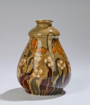 A vase with stylised floral and foliate decor, and gilt opening rim, Ernst Wahliss, Turn/Vienna, c. 1911-1915 - Jugendstil e arte applicata del XX secolo