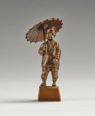 A bronze figure of a little boy with an umbrella, c. 1930 - Jugendstil e arte applicata del 20 secolo