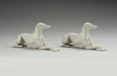 Robert Ullmann, zwei "Greyhounds", Modellnummer: 219, Entwurf: 1936, Ausführung: Wiener Porzellanmanufaktur Augarten, nach dem Zweiten Weltkrieg - Kleinode des Jugendstils & Angewandte Kunst des 20. Jahrhunderts