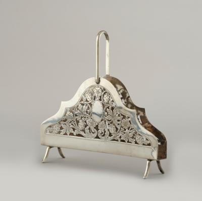 A silver napkin holder with strawberry decor, Johann Bauer, Vienna, as of May 1922 - Jugendstil e arte applicata del 20 secolo