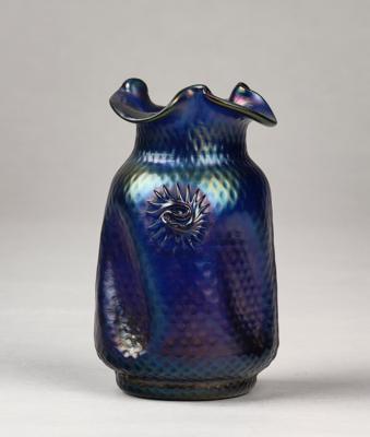 Vase, Dekor: vgl. "Abstract Flower", Wilhelm Kralik Sohn, Eleonorenhain, um 1900 - Kleinode des Jugendstils & Angewandte Kunst des 20. Jahrhunderts