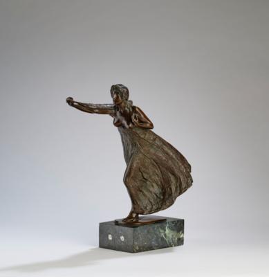 Carl Philipp (1872-1949), nach vorn schreitende Frauenfigur mit einer langen Feder, um 1920 - Kleinode des Jugendstils & Angewandte Kunst des 20. Jahrhunderts