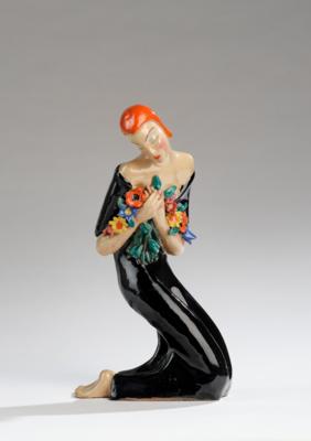 A female figure with flowers and twisted upper body in a squatting position, in the style of Ceramiche Lenci - Jugendstil e arte applicata del XX secolo