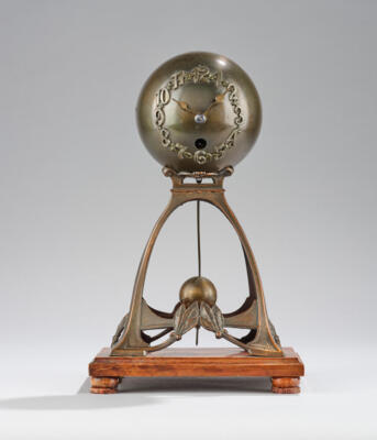 Standuhr mit Uhrgehäuse in Kugelform mit vegetabilem Standfuß, um 1920 - Kleinode des Jugendstils & Angewandte Kunst des 20. Jahrhunderts