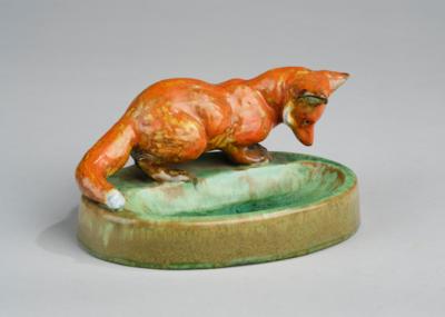 A serving dish with a fox, model number 609, Königliche Majolika- und Terrakotta Werkstatt, Cadinen, c. 1920 - Jugendstil e arte applicata del XX secolo