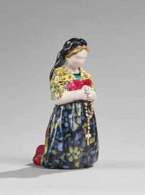 A praying lady in traditional dress with rosary, Schleiss Keramik, Gmunden, after 1926 - Jugendstil e arte applicata del XX secolo