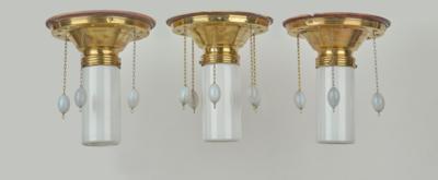 Drei Deckenlampen aus Messing mit opalisierenden Glaskugeln, Entwurf: um 1920/30 - Jugendstil e arte applicata del XX secolo