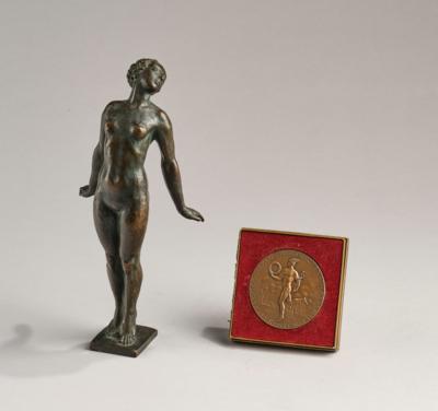 Edwin Grienauer (1893-1964), Bronzefigur eines Frauenaktes, Wien, um 1930 sowie eine Plakette: Kammer der Gewerblichen Wirtschaft für Wien in Originalschachtel, Wien, vor 1953 - Secese a umění 20. století