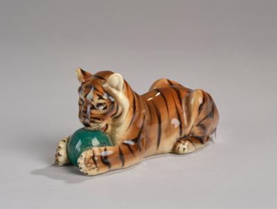 Franz Barwig d. J., junger Tiger mit Ball, liegend, Modellnummer: 1421, Ausführung: Firma Keramos, Wien, ab 1950 - Jugendstil and 20th Century Arts and Crafts