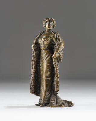 Fritz Bermann, Bronzefigur einer Dame mit Kleid und langem Pelzmantel, Wien, um 1900 - Jugendstil e arte applicata del XX secolo