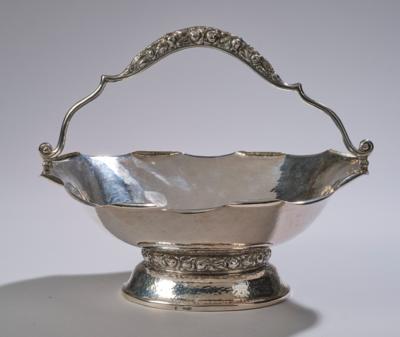 Große ovale Henkelschale aus Silber mit Dekor in Form von Blütenknospen mit Blättern, Wilhelm Weinranck  &  Fritz Schmidt, Hanau, 1900/20 - Kleinode des Jugendstils & Angewandte Kunst des 20. Jahrhunderts